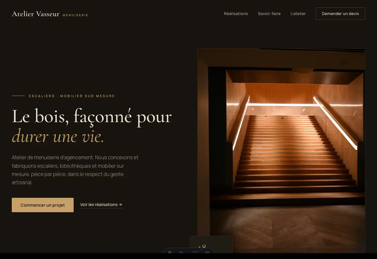 Maquette du site de l'Atelier Vasseur, menuiserie d'agencement : photo d'un escalier en bois éclairé, titre « Le bois, façonné pour durer une vie » et bouton « Commencer un projet ».