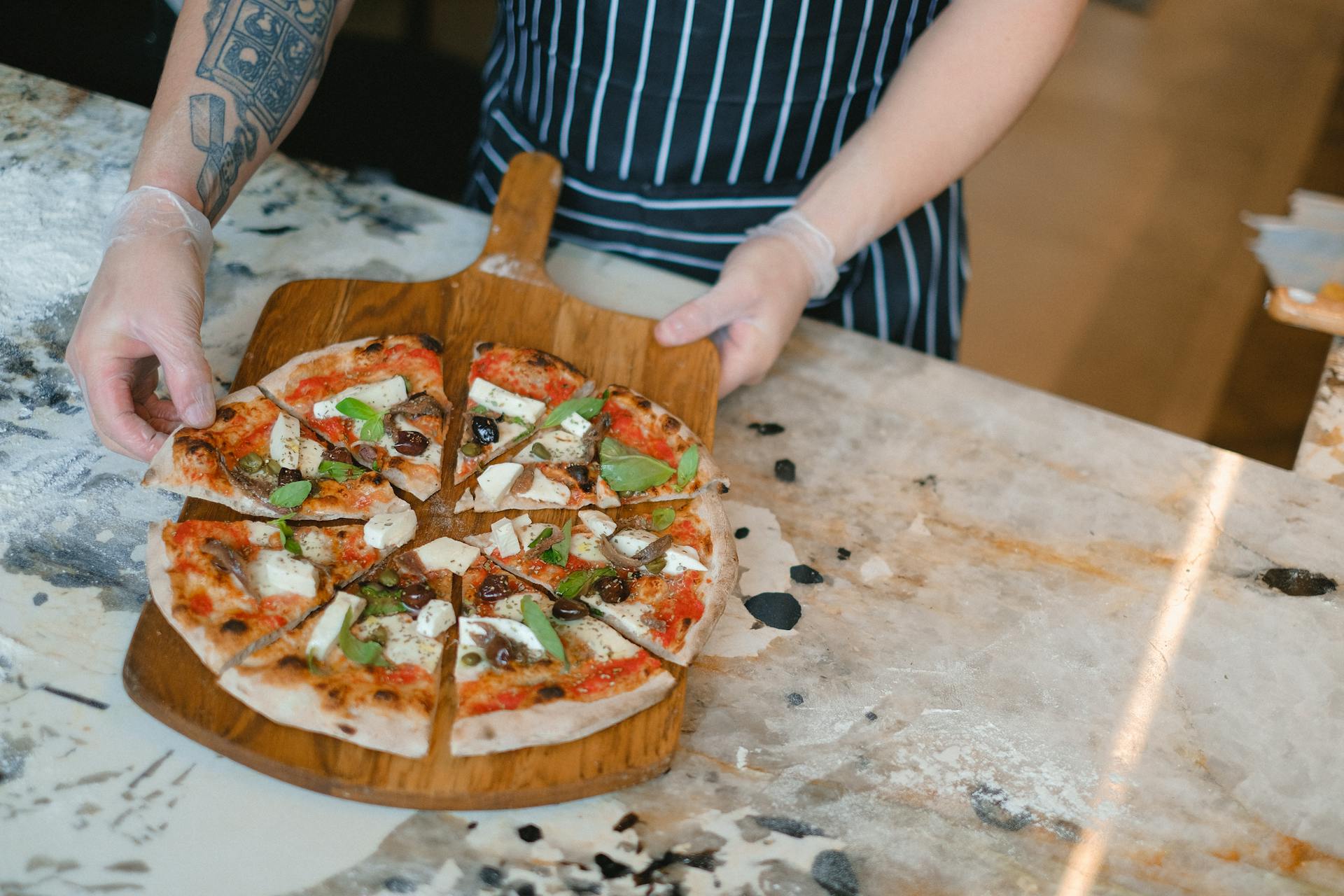 Pizza artisanale tout juste sortie du four au bistrot Le Comptoir